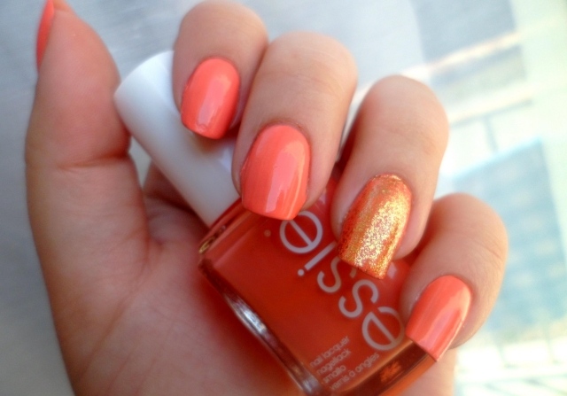 sommar naglar nagellack färg orange korallring finger gyllene glitter