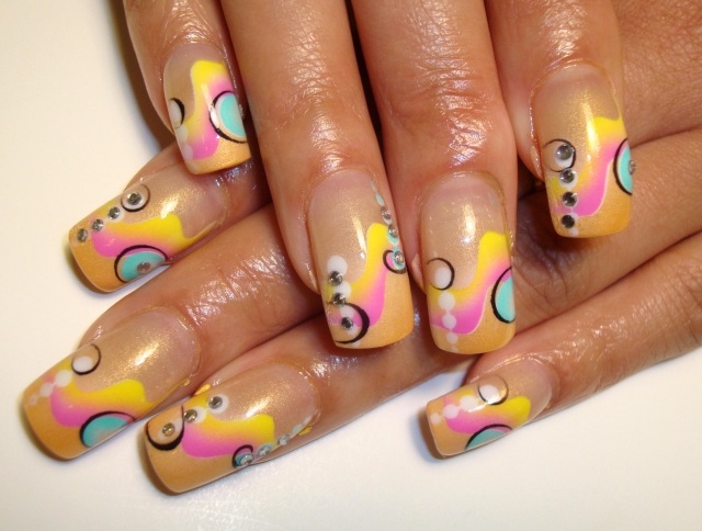 nageldesign-sommar-idé-gul-rosa-abstrakt