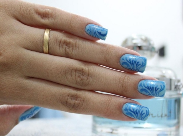 nageldesign-sommar-blå-blommig-motiv