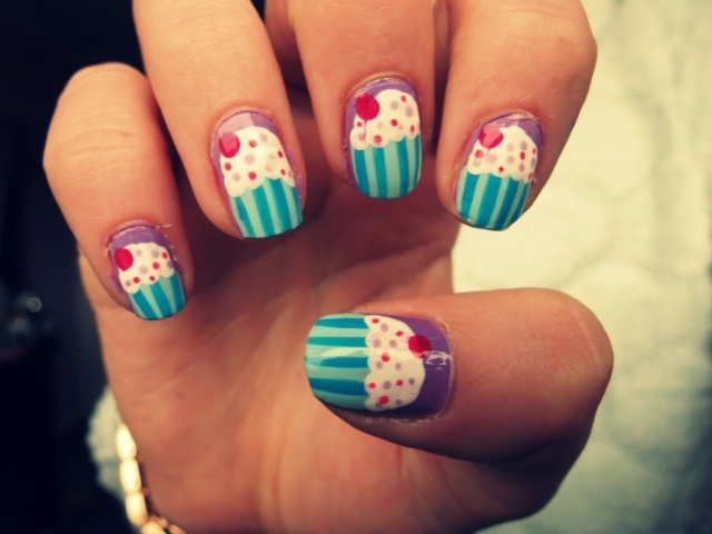 nageldesign-motiv-sommar-cupcake-mönster-lila-blå