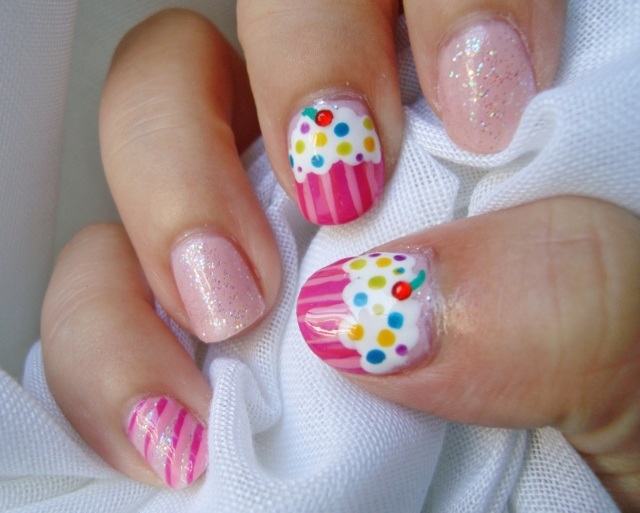 cupcake-nail-design-rosa-glitter-sommar-idé