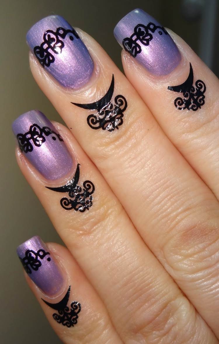 nageldesign trend 2016 eleganta lila naglar tatuering gotisk stil