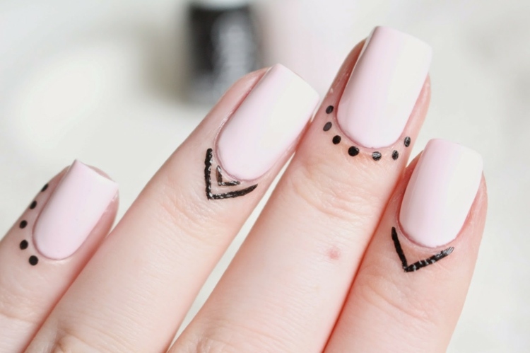 trend 2016 nageldesign enkel tatuering nagelbotten punkter vita nagellack