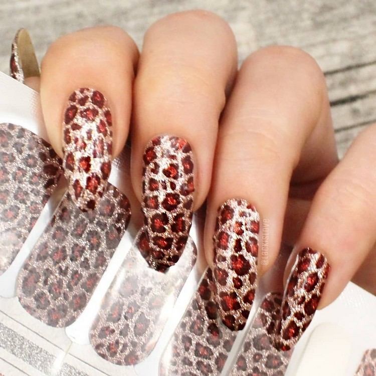 Leopardtryck naglar nagelfolie trend