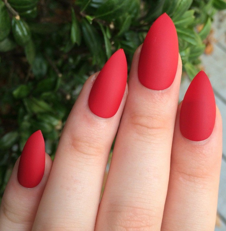 nagellack-matt-röd-stilett-nagel-form-gör-idéer-fil-naglar