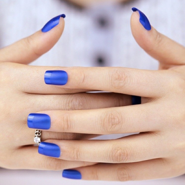 nagellack-matt-trender-blå-fransk-nagel-design-fingertopp-glans