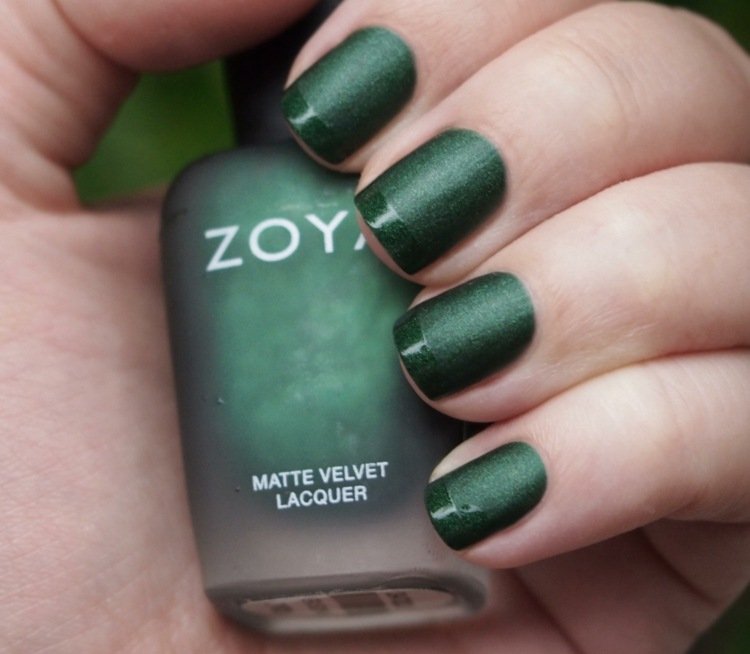 nagellack-matt-grönt-fransk-nagel-design-fingertoppar-glans-glitter-zoya