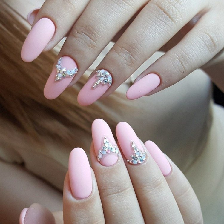 nagellack-matt-rosa-strass-vit-ring-finger-långfinger-nagelformad