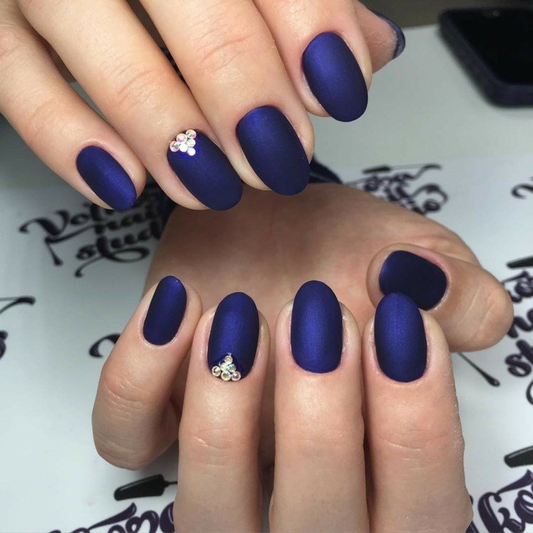 nagellack-matt-blå-strass-ring-finger-design-höst-vinter