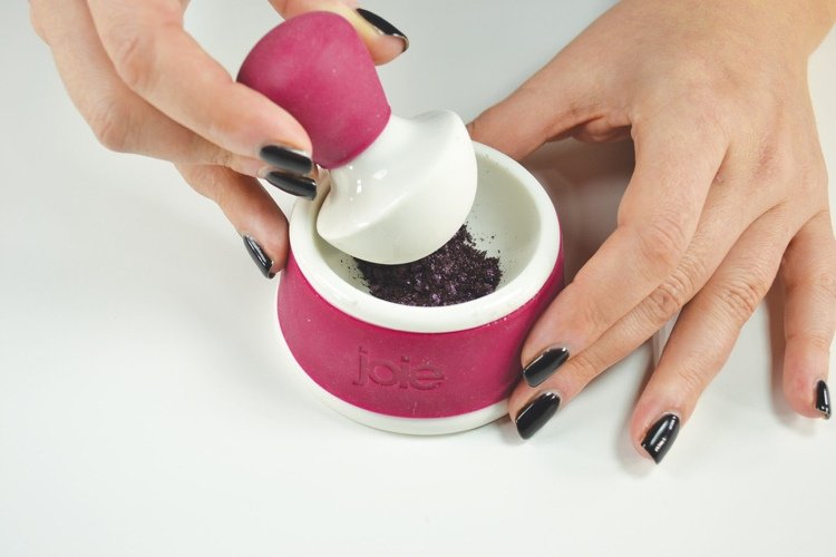 Gör nagellack själv -instruktioner-ögonskugga-mörk-lila-pulver