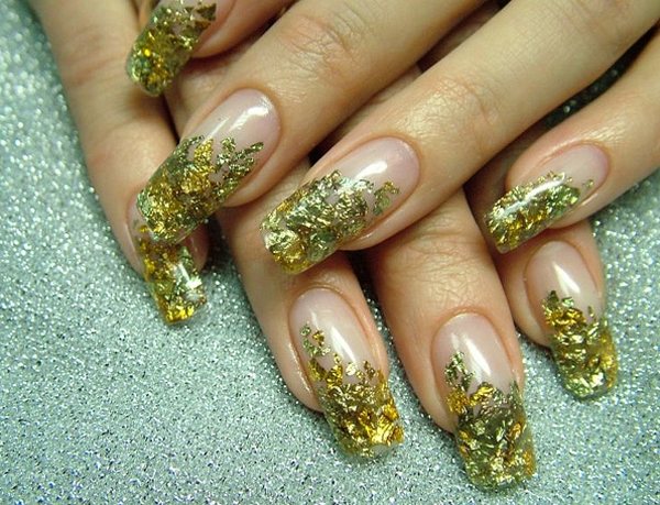 Design-naglar-spikstämpling-med-guld-effekt