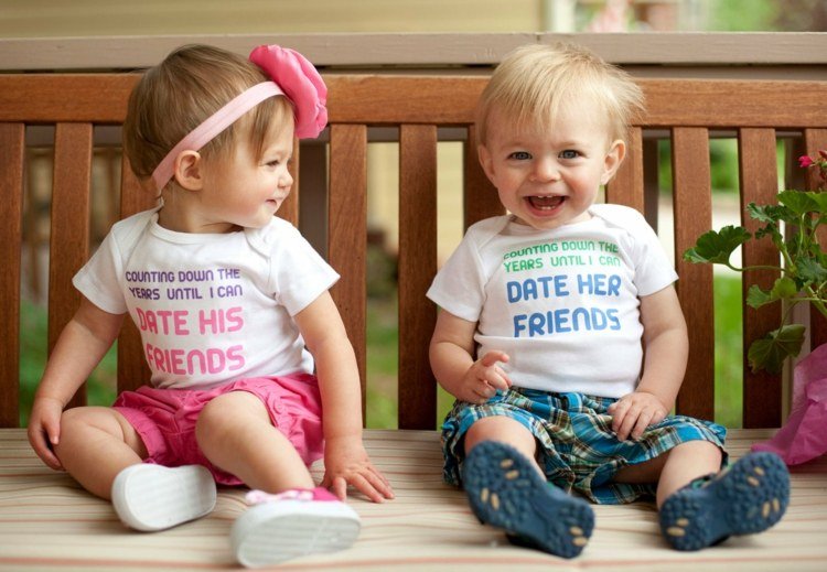 Namn på tvillingar tjejer-pojkar-bebis-bänk-sommar-blomma-byxor-kort-t-shirt-rosa-blå-font