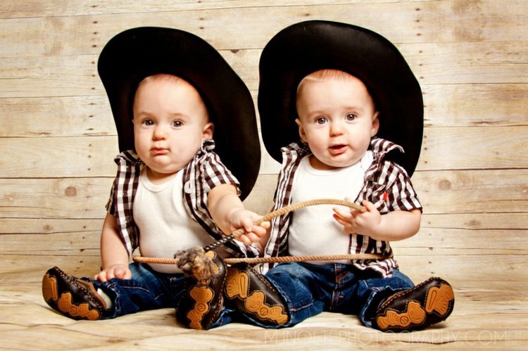 Namn på tvillingar pojkar-identiska-baby-skjortor-jeans-skor-rep-cowboyhatt
