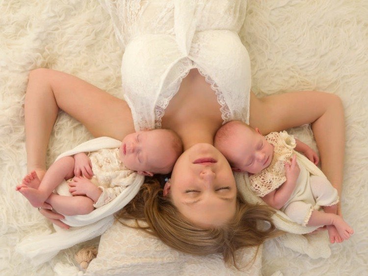 Namn på tvillingar pojke-flicka-mamma-klänning-vit-kudde-sovande-bebisar