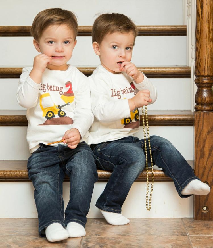 namn-tvillingar-pojkar-småbarn-trappor-jeans-blusar-identiska-identiska-salt-pinnar-nibble