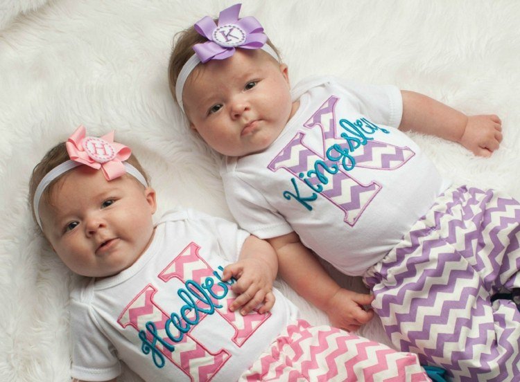 namn-tvillingar-identiska-tjejer-bebis-kläder-identiska-rosa-lila-initialer