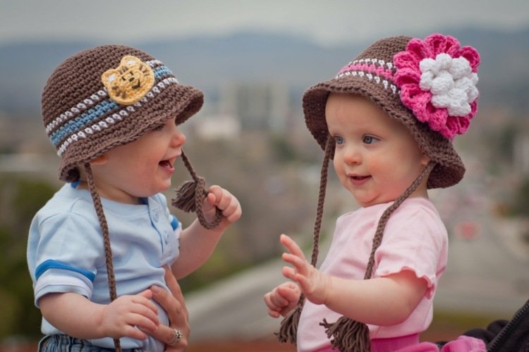 namn-tvillingar-tjejer-pojkar-småbarn-syskon-stickade hattar-brun-rosa-blå