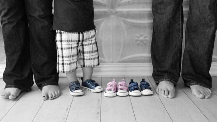 namn-tvillingar-familj-mamma-pappa-barfota-pojke-bebis-skor-rosa-blå