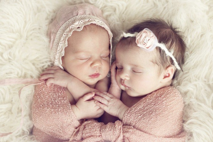 namn-tvillingar-tjejer-bebis-syskon-tyg-aprikos-hatt-smycken