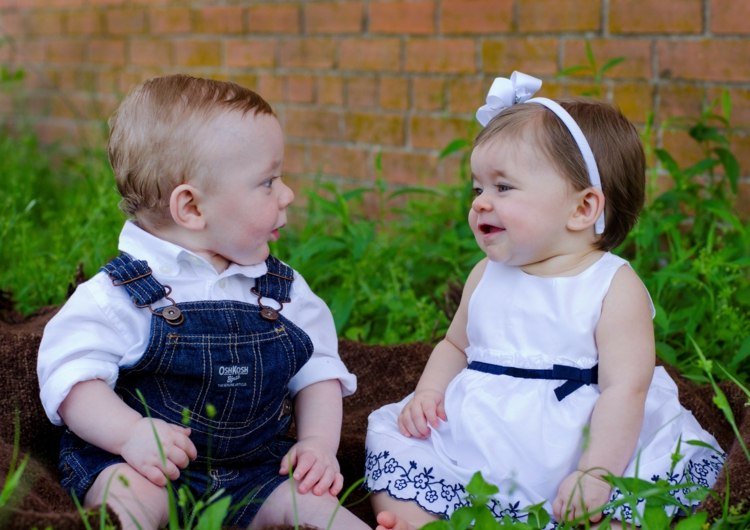 namn-tvillingar-trädgård-filt-sommar-bygga-bebis-hängsel-klänning-vit-loop