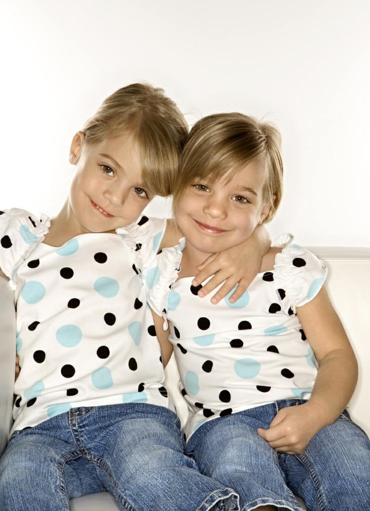 namn-tvillingar-skolbarn-flickor-syskon-identiska-blond-blåögda-jeans