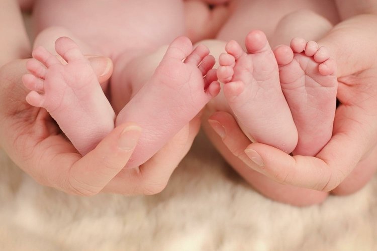 namn-tvillingar-bebis-syskon-små fötter-händer-förälder-mamma