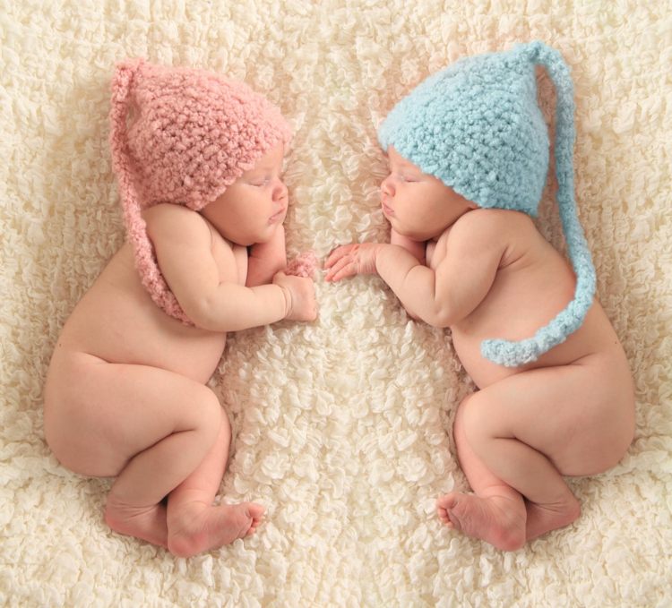 namn-tvillingar-bebisar-tjejer-pojke-hattar-fluffiga-rosa-blå