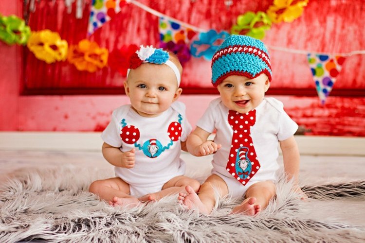 Namn på tvillingar bebisar-syskon-tjejer-pojke-bodys-hatt-slips-födelsedagsfest