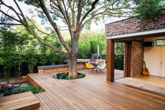 Tegel-balkong-träpelare-integrerat-träd