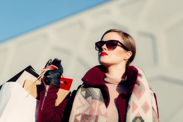 ambitiös kvinna med shoppingkassar som förstår modern narcissism
