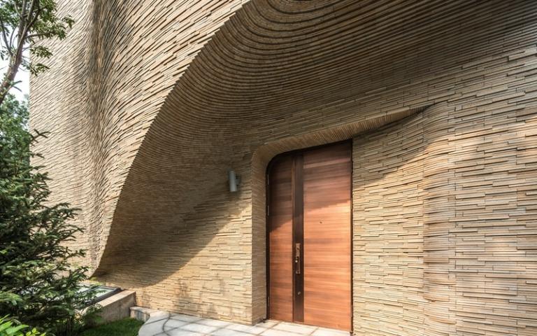 fasad smala stenplattor entrédörr trä modern stil