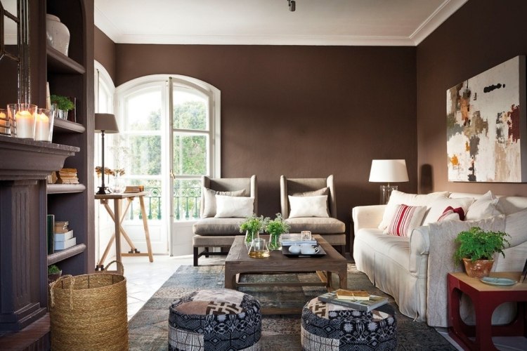 färg-design-vardagsrum-brun-vägg-färg-soffa-puffar-bild-vägg-hyllor-murade