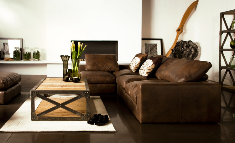 färg-design-vardagsrum-brun-soffa-läder-dekoration-soffbord-öppen spis