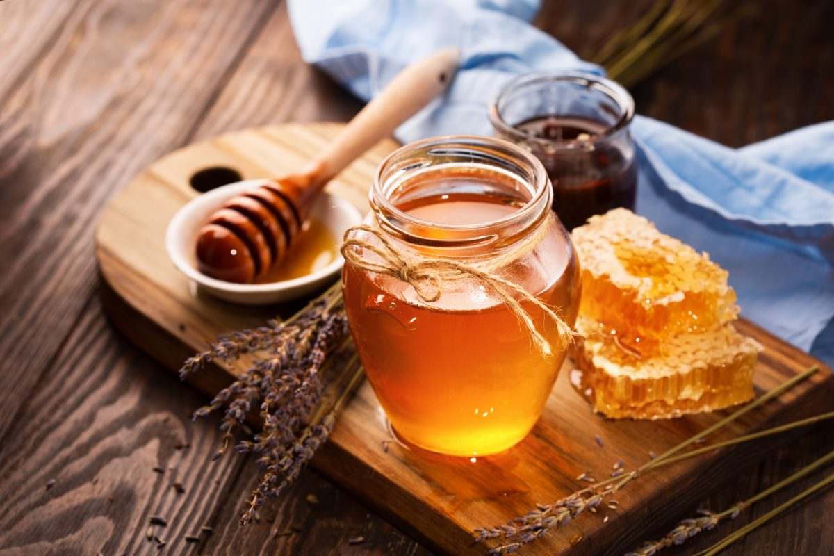 Honung har antiinflammatoriska effekter och stoppar patogener från att sprida sig i halsen