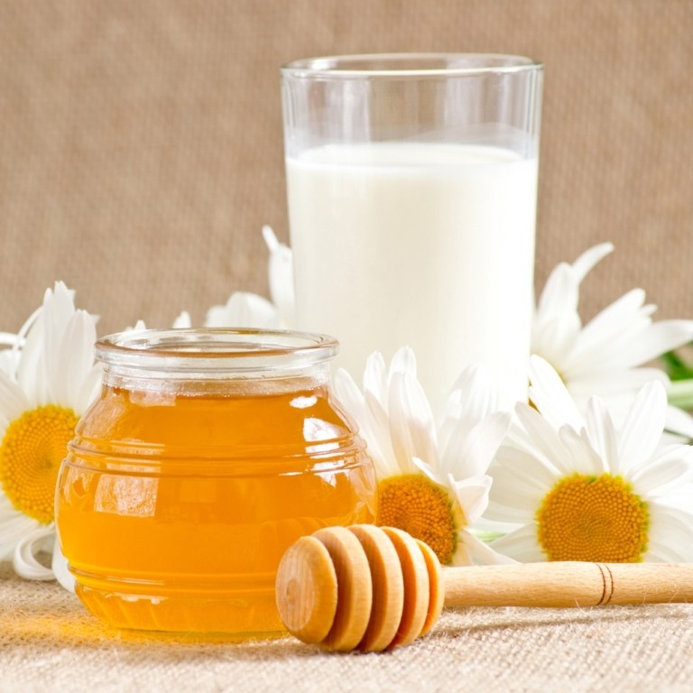 Honungsmjölk smakar utsökt och är ett bra huskurer för hosta utan slem