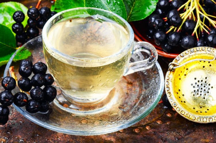 Använd aronia eller svarta äppelbär som te eller naturligt munvatten mot coronavirus