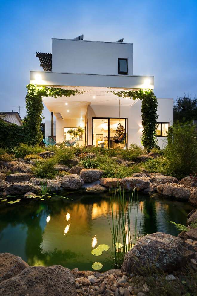 Naturlig pool i trädgården -modern-arkitektur-naturlig-damm-näckros-belysning