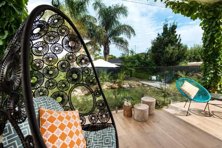 naturlig pool-trädgård-modern-arkitektur-terrass-hängande stol-korgverk