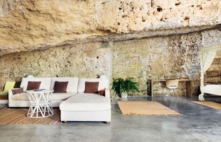 natursten golv vardagsrum inredning-vit-soffa-soffa-kuddar