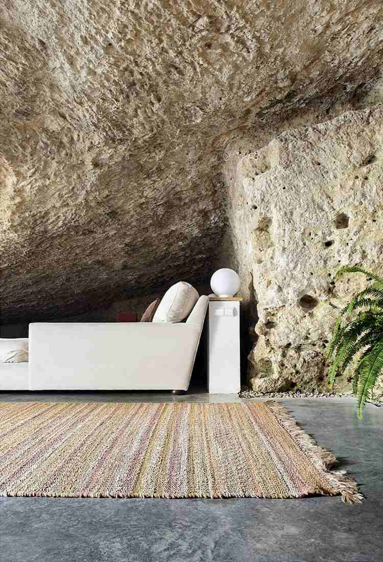 natursten golv grotta-möblering-golv-betong-kelimteppich-färgglad-soffa