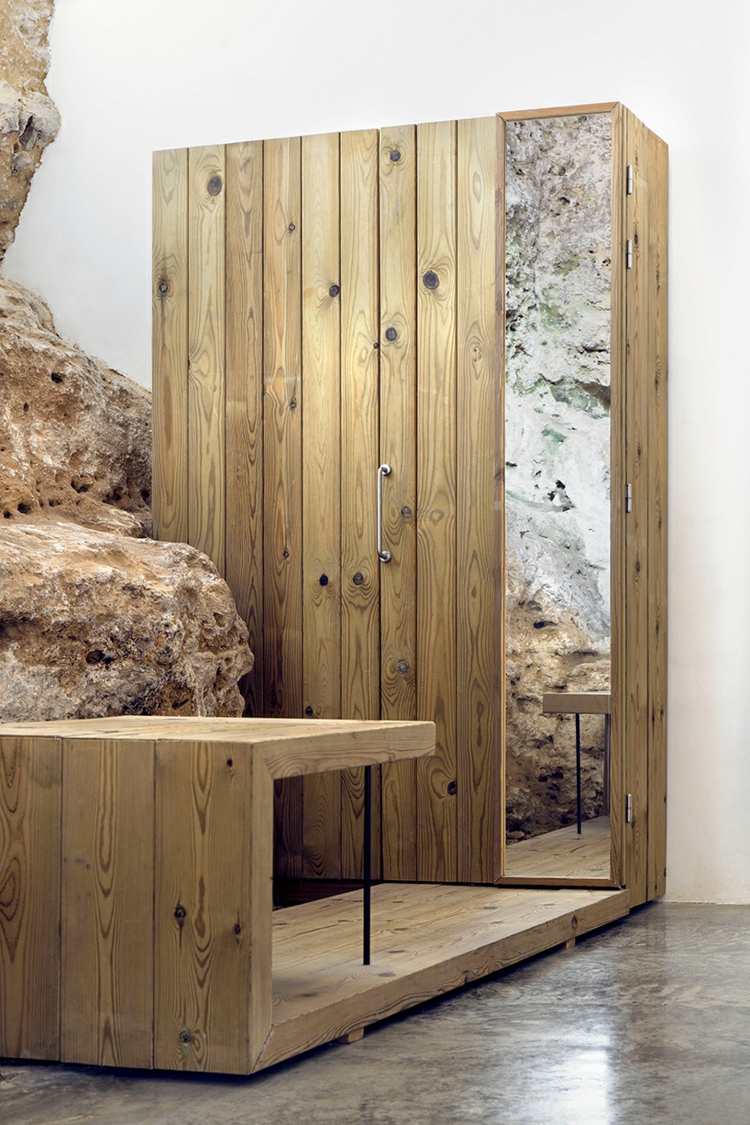 natursten-golv-trämöbler-idé-garderob-spegel-bord-vita-väggar