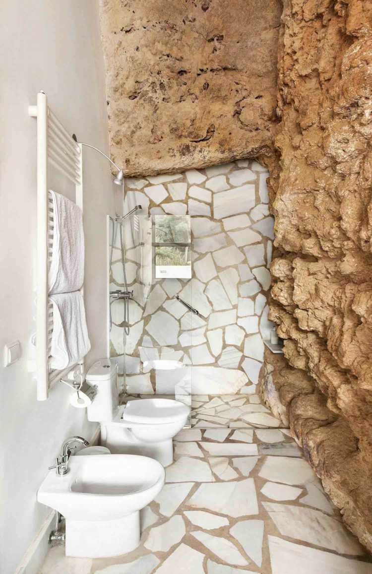 natursten-golv-badrum-toalett-bidé-väggdesign