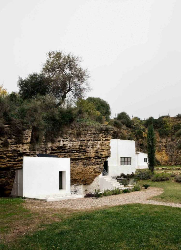 natursten-golv-spanien-hus-grotta-original-minimalistisk-design