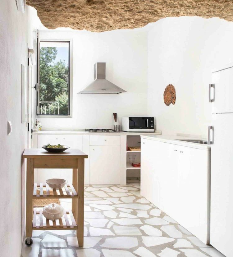 natursten golv kök-design-vit-minimalistisk-sida bord-tak-sten