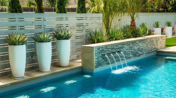 Sekretessstängsel yttre beklädnad pool pool växter vatten fontän