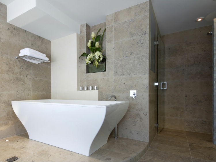 Naturstengolv inuti badrum-kalksten-fristående badkar