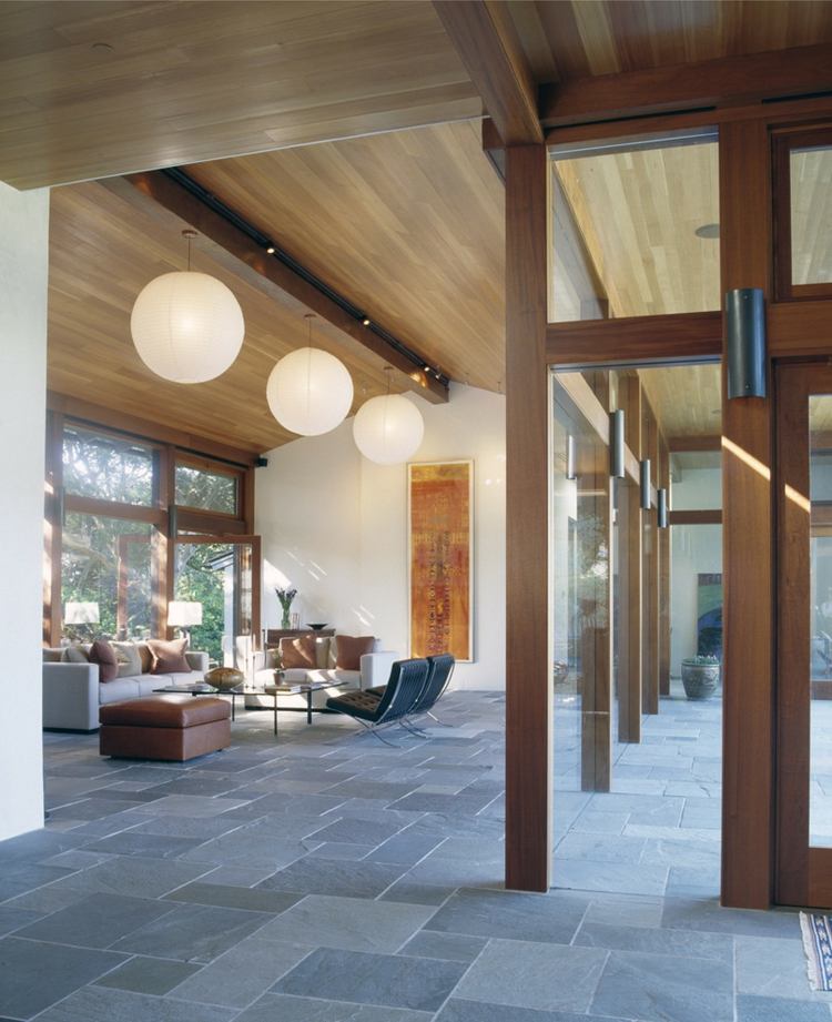 natursten golv-interiör-vardagsrum-skiffer-trä-takpaneler