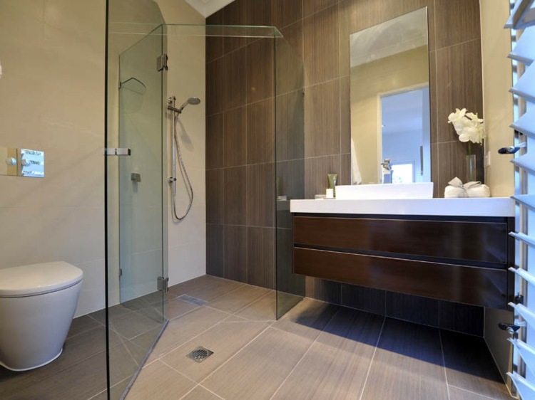 natursten golv-interiör-sandsten-badrum-glas dusch-hörn ingång