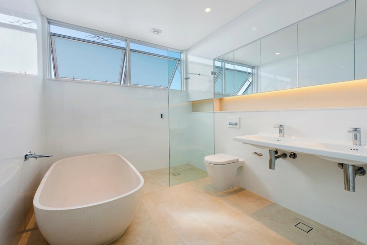 Natursten golv inuti sandsten-badrum-golv-nivå dusch-glasvägg