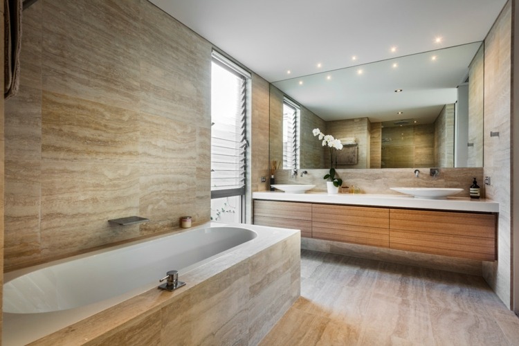 natursten golv-interiör-badrum-travertin-tegel-badkar